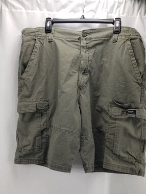 Men’s Wrangler Relaxed Fit Green Cargo Shorts Size 40